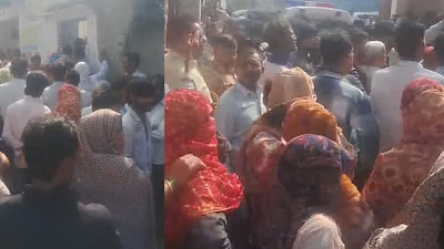 घर के बाहर लगी भीड़.