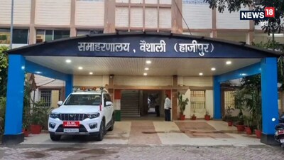 महुआ थाने के दो पुलिसकर्मी सस्पेंड.