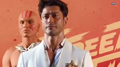 विद्युत जामवाल ने मुंबई में एक इवेंट में अपने स्टंट से सबको हैरान कर दिया. (फोटो साभार इंस्टाग्राम viralbhayani)