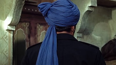नई दिल्ली. फिल्म इंडस्ट्री में फिरोज खान, शशि कपूर और राज कपूर की तरह ही विनोद खन्ना की भी खूबसूरती के खूब चर्चे होते थे. उनका चेहरा पहली नजर में ही दर्शकों के दिल में उतर गया. विनोद खन्ना का लंबा कद, रौबदार व्यक्तित्व, चेहरे पर अलग ही चमक देखने लायक थी. उनकी एंट्री होते ही लोगों की नजरें ठहर जाती थीं. मौसमी चटर्जी का ये कहना भी गलत नहीं था कि वह अपने दौर के 'नूर-ए-इलाही' सितारों में से एक थे. लेकिन करियर की शुरुआत उन्होंने विलेन बनकर की.गुलजार की नजर पड़ी और उन्होंने बतौर लीड हीरो लॉन्च कर दिया. (फोटो - AI की मदद से बनाई गई है )