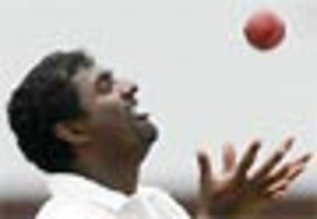 Murali spins Lanka to thumping win