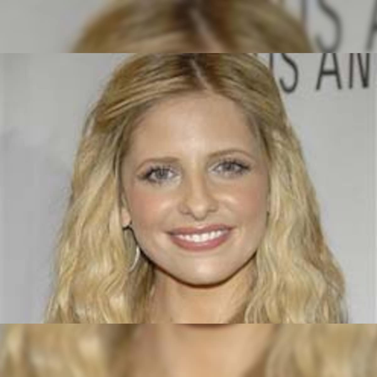 1200px x 1200px - Sarah Michelle Gellar tries to slip away with X-rated props