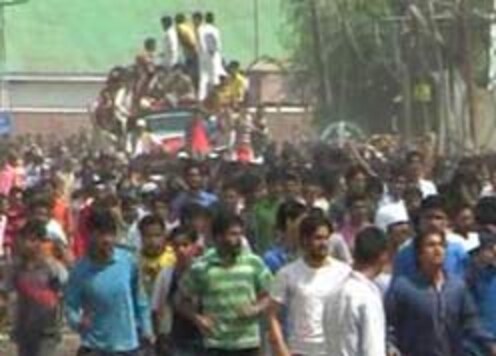 Hurriyat peeved, 10 Kashmir districts under curfew