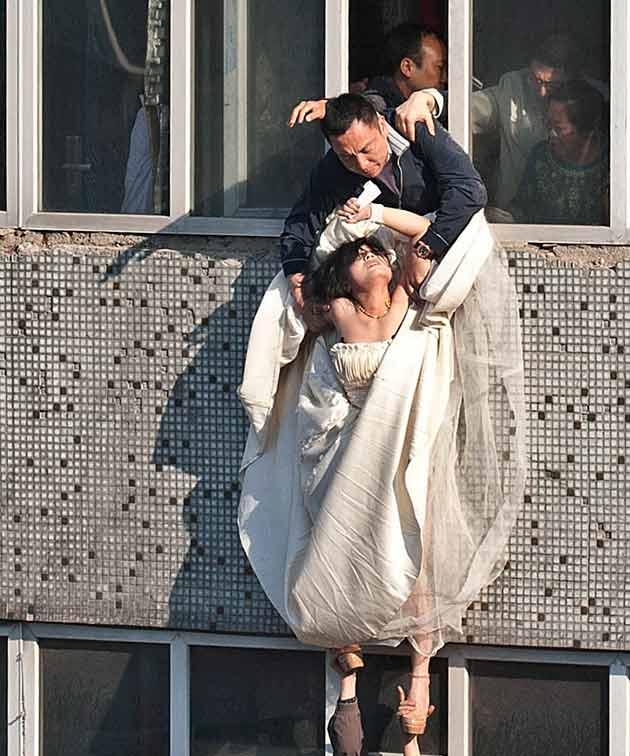 Сбежавшие любовники. Невеста падает. Невеста упала. Человек у окна. Жених и невеста у окна.