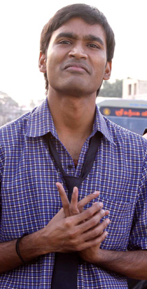 New stills: Dhanush, Shruti Haasan sizzle in Tamil film '3'