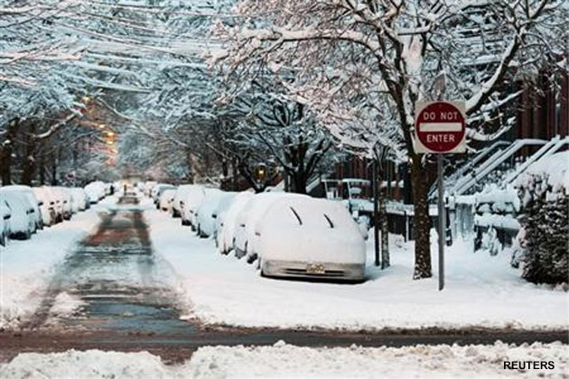 US blizzard kills two, leaves thousands without power