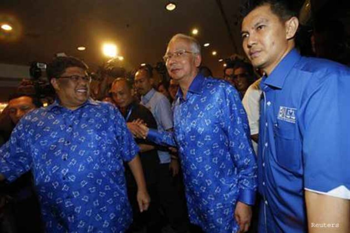 Malaysia Coalition Extends Rule In Tight Election