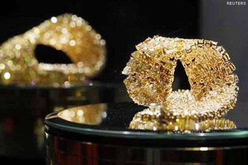 Gold up Rs 415 as rupee slumps to new lows