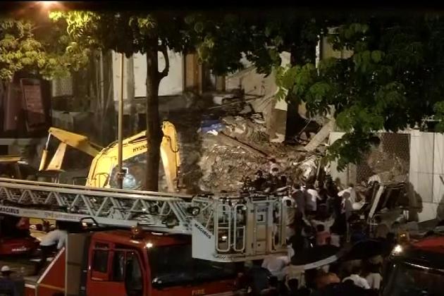 Mumbai: Building collapses in Mahim after rain, one dead - News18