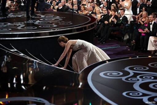 Jennifer Lawrence gives her Oscar away to her parents
