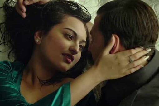 sonakshi sinha hot kiss