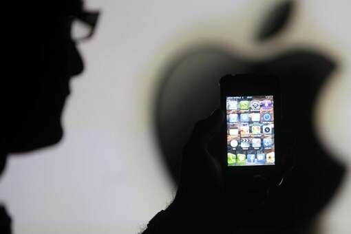 Obama administration overturns ban on some Apple iPhones, iPads