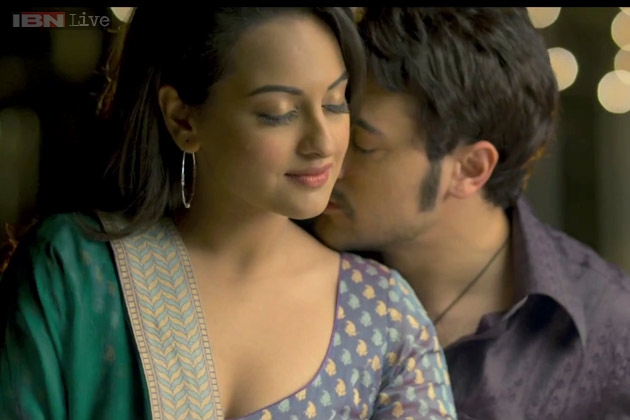 sonakshi sinha hot kiss