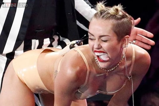 510px x 340px - After twerking, Miley Cyrus now goes naked in new music video