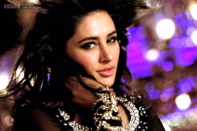 What kind of man are you dating Nargis in dating naach song