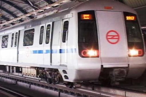 Man jumps on tracks, run over by Metro train