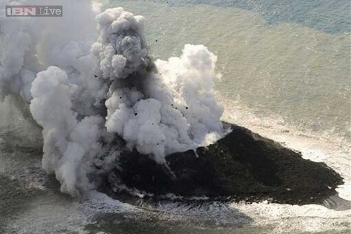 Volcano raises new island far south of Japan 