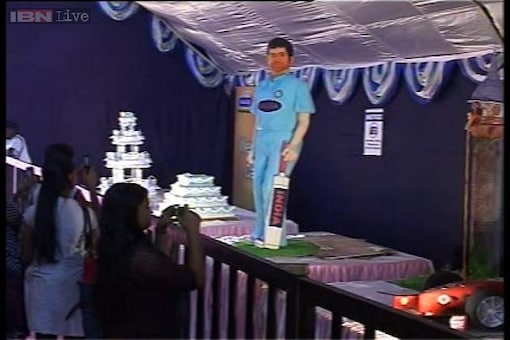 Life-size Sachin Tendulkar cake grabs eyeballs