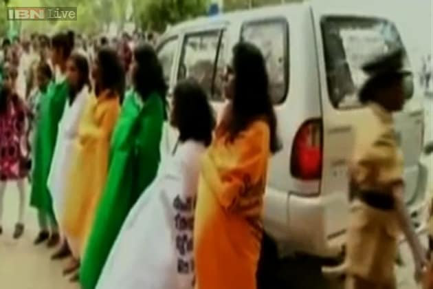 Kerala women wrap themselves in banners to protest Badaun gangrape