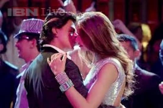 Watch Shah Rukh Khan Suits Up Deepika Padukone Goes Retro In The New Song Indiawaale From Happy New Year