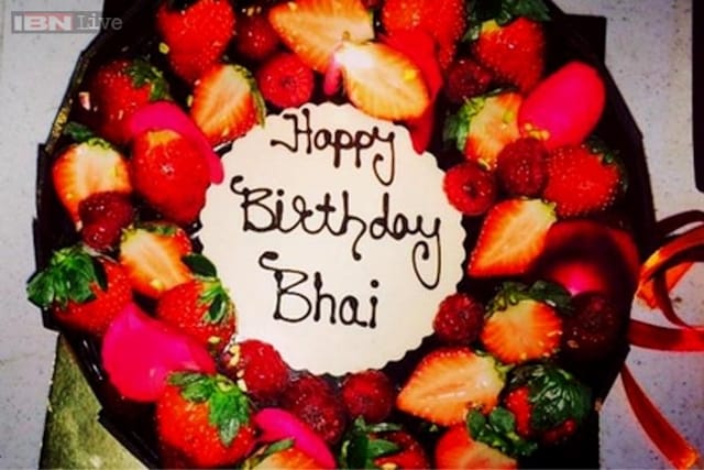 It's raining strawberries, raspberries and chocolate! Salman Khan shares photo of his birthday cake on Twitter