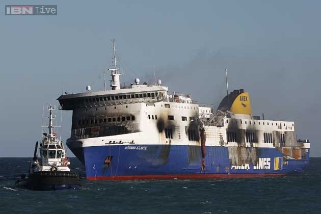 Italy migrant 'ghost ship' arrives in port