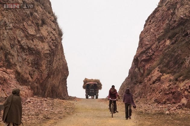 Making of Nawazuddin as REAL Dashrath Manjhi The Mountain Man - video  Dailymotion