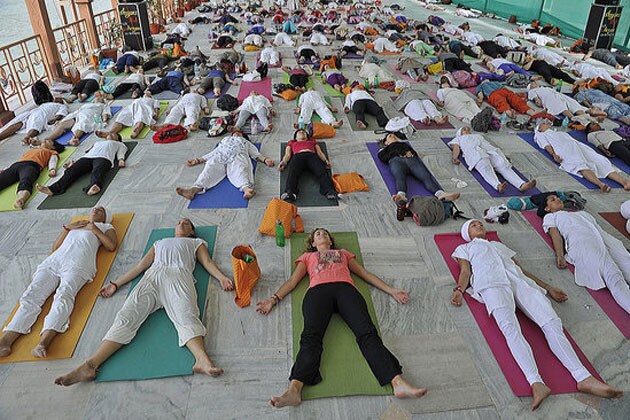 Yoga classes for central government employees from April 1 billede