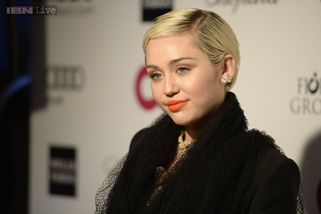 Miley Cyrus flashes flesh during impromptu photoshoot