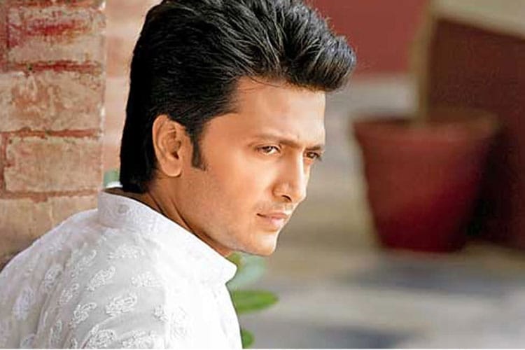 Riteish Deshmukh Shares A Picture With Wife, Genelia From Dating Days To  Mark 20 Years Of