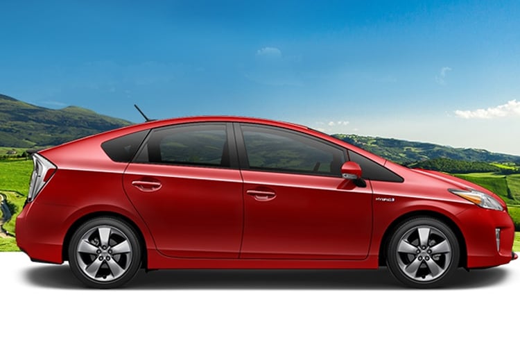 Toyota recalls 625,000 Prius hybrids worldwide over software issues pic