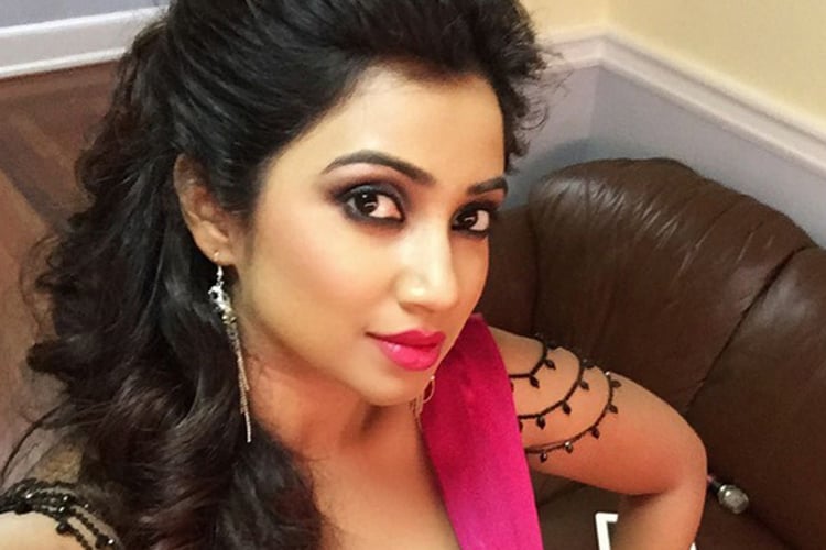 Shreya Ghoshal Becomes Instagram Hit With Backstage Selfie -4199