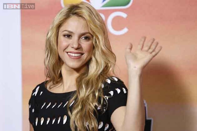 Shakira transforms into Shakira Bird for Angry Birds photo
