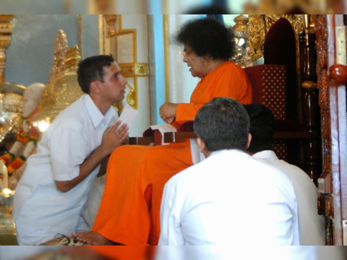 Ahead of Sathya Sai baba's 90th birthday, Karnataka man claims he is Baba's  reincarnation