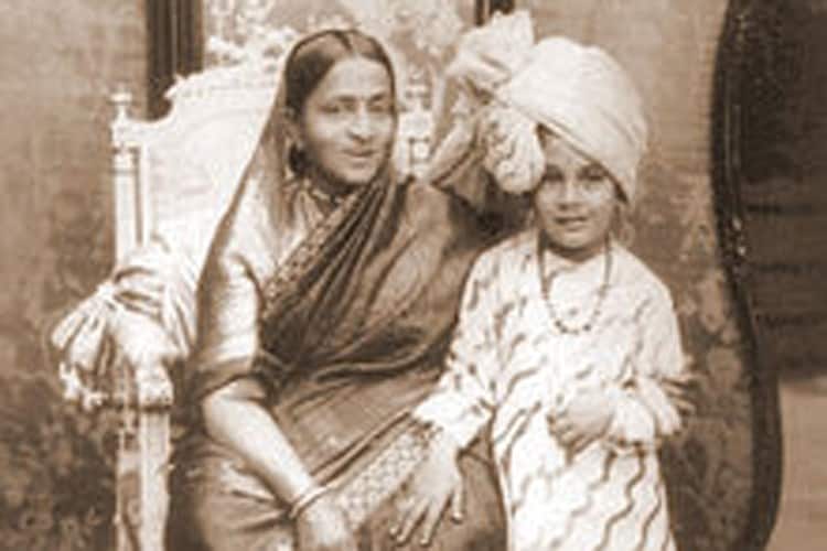 pic2--Maharani-kempamma-with-prince-(2)