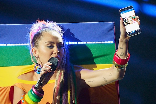 Host Miley Cyrus, styled by Simone Harouche, holding a Samsung phone speaks onstage during the 2015 MTV Video Music Awards at Microsoft Theater on August 30, 2015 in Los Angeles, California. (Photo by Kevork Djansezian/Getty Images)
