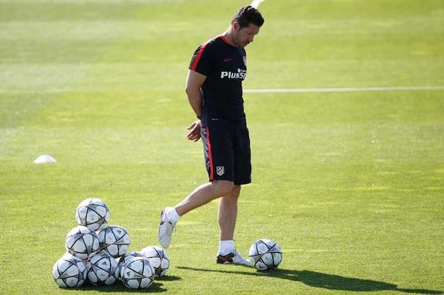 President Enrique Cerezo said on Thursday that the former Atletico player Simeone would remain at the club until at least June 2017, when his contract expires. (Getty Images)
