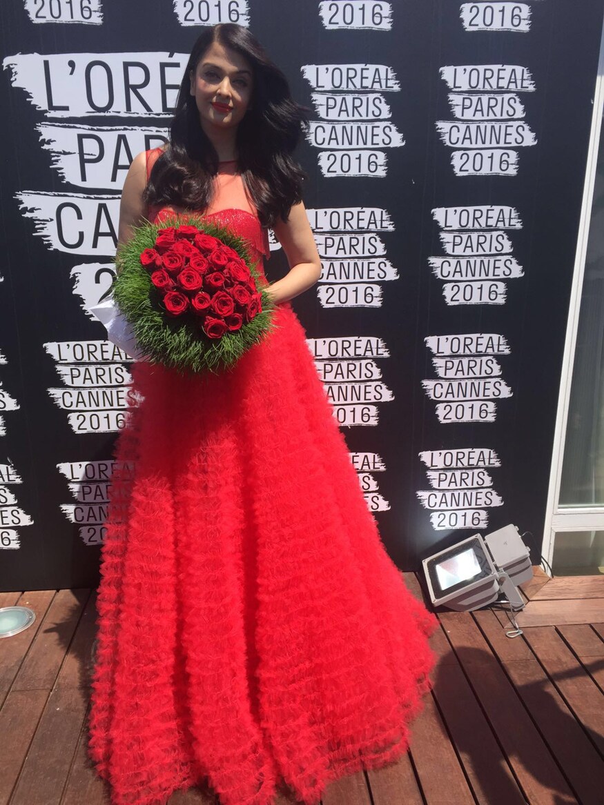 Aishwarya Rai Steals The Show In Red Ruffled Naeem Khan Gown | Lifestyle  News - News18