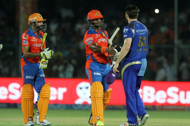 Dwayne Smith shake hands with Mitchell McClenaghan after the match. (Photo Credit: BCCI)
