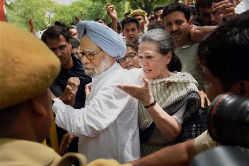 File photo of Sonia Gandhi and Mamohan Singh during the Loktantra Bachao March (PTI)