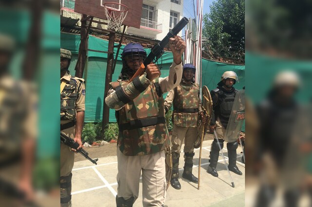 CRPF men gear up for another tough day at work. (Picture courtesy: Mufti Islah)