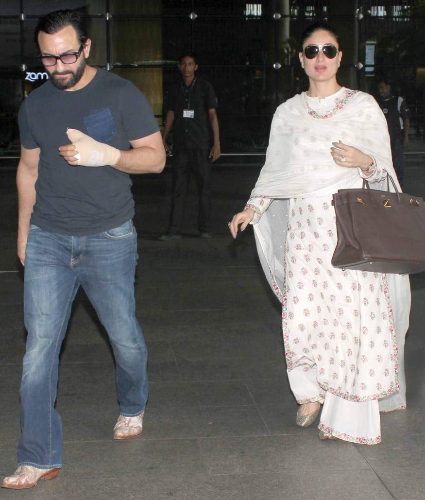 Kareena-Saif: বিস্ফোরক তথ্য! করিনার সন্তানের বাবা অন্য কেউ! ১২ বছর পর সত্যিটা জানতে পারলেন স্বামী সাইফ আলি খান, বেহুঁশ ঠাম্মি শর্মিলা ঠাকুর 2 Snapshot: Kareena Kapoor Khan Flaunts Her Baby Bump In A White Ensemble