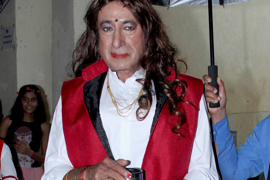 Red Lipstick, Bindi, Long Tresses: Shakti Kapoor's Strange Look is Out Red Lipstick, Bindi, Long Tresses: Shakti Kapoor's Strange Look is Out