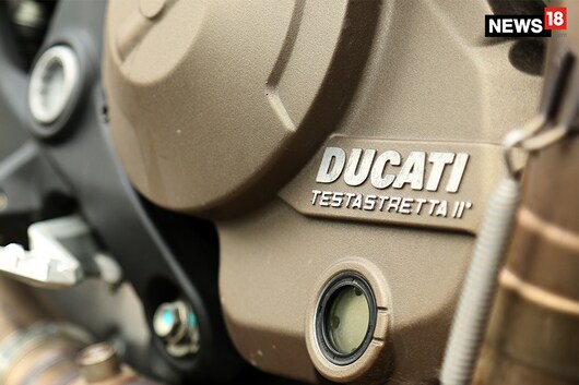 Ducati-Monster-821-Engine