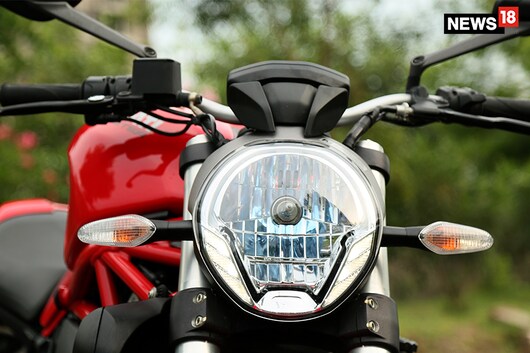 Ducati-Monster-821-Headlight