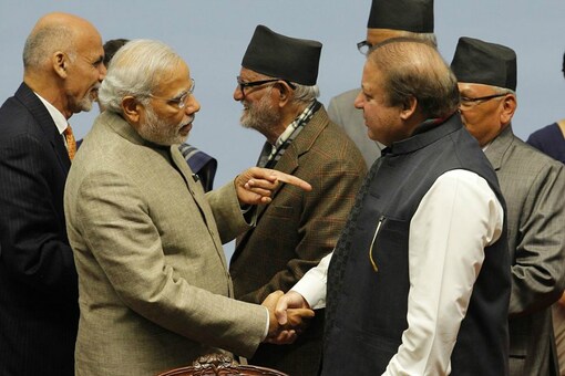 Prime Minister Narendra Modi (L) and Pakistan PM Nawaz Sharif shaking hand in an international summit (Getty Images)