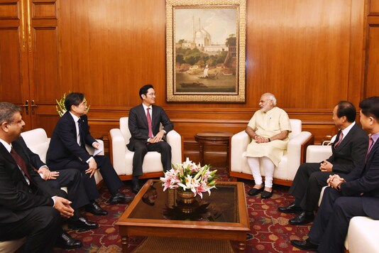 Prime Minister Narendra Modi Meets Samsung Global Vp Over Make In India Plans