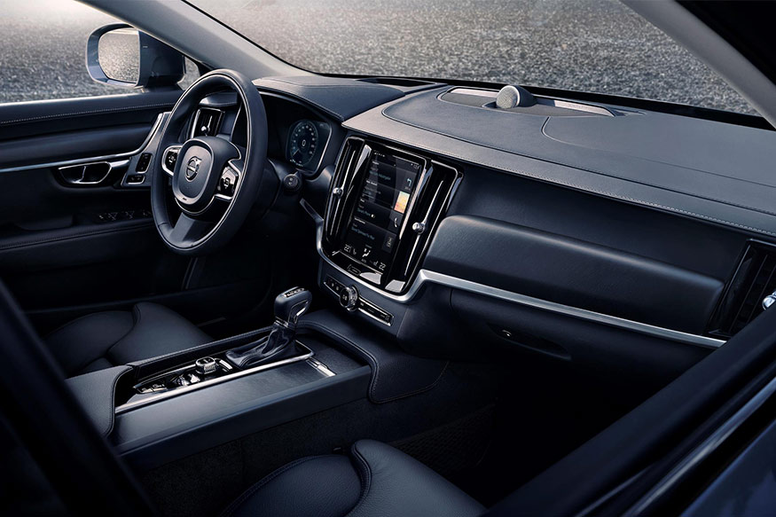 Volvo V90 Cross Country Unveiled, Shows Its Rugged Side