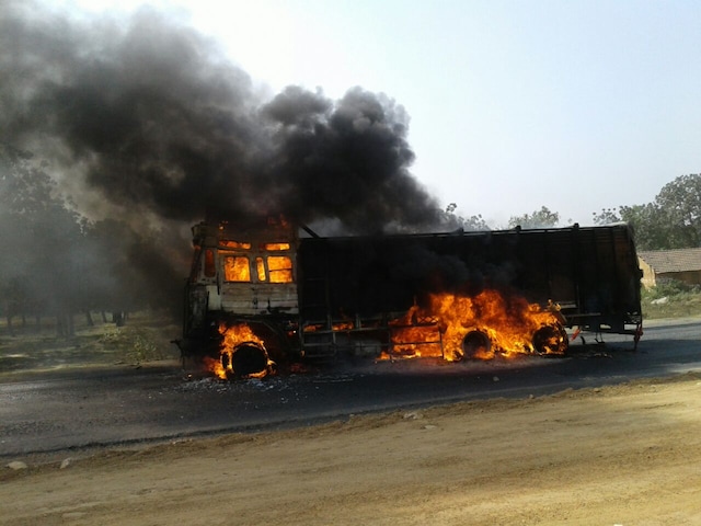 Protesting against the passage of amendments in the Chota Nagpur and Santhal Pargana Tenancy Act, the mobsdefied prohibitory orders and torched vehicles in Dumka and Jamshedpur.  (Photo credit: Chetna, Pradesh 18)
