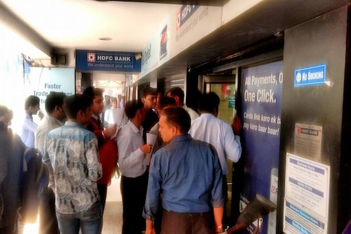 People stand in que for exchanging their money.  (Photo Credit: Debayan Roy/ News18)